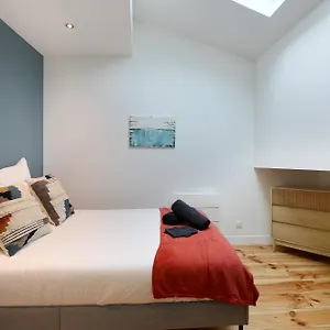 Lumineux, Moderne Et Entierement Equipe Appartement